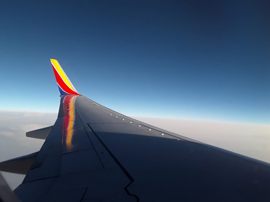 Vista del ala de un avión desde la ventanilla