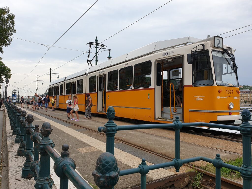 Tranvía junto al Danubio en Budapest
