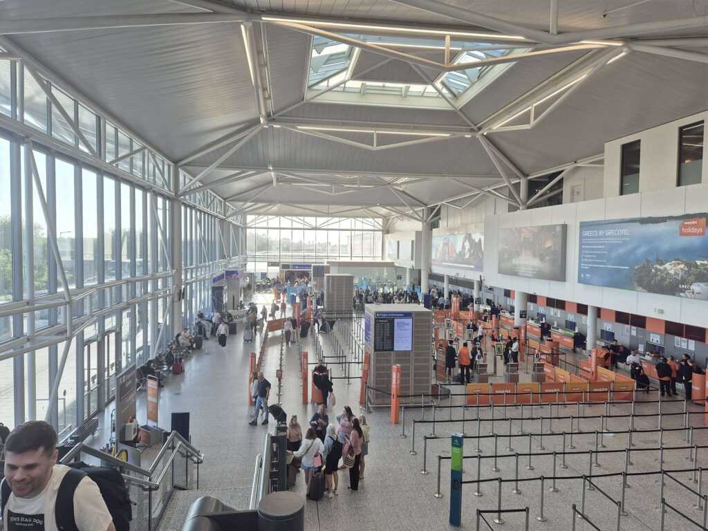 Mostradores de facturación en la terminal de un aeropuerto