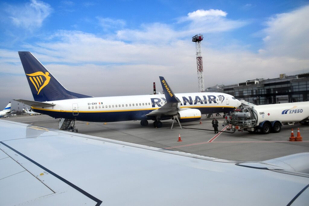 Avión de Ryanair estacionado en un aeropuerto