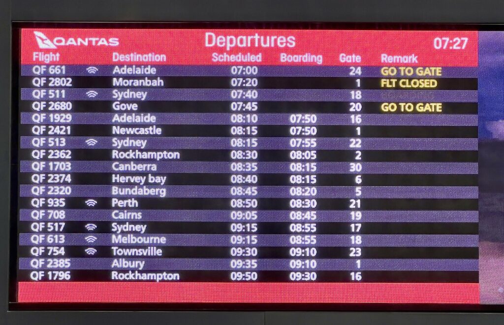 Panel de salidas de vuelos en un aeropuerto