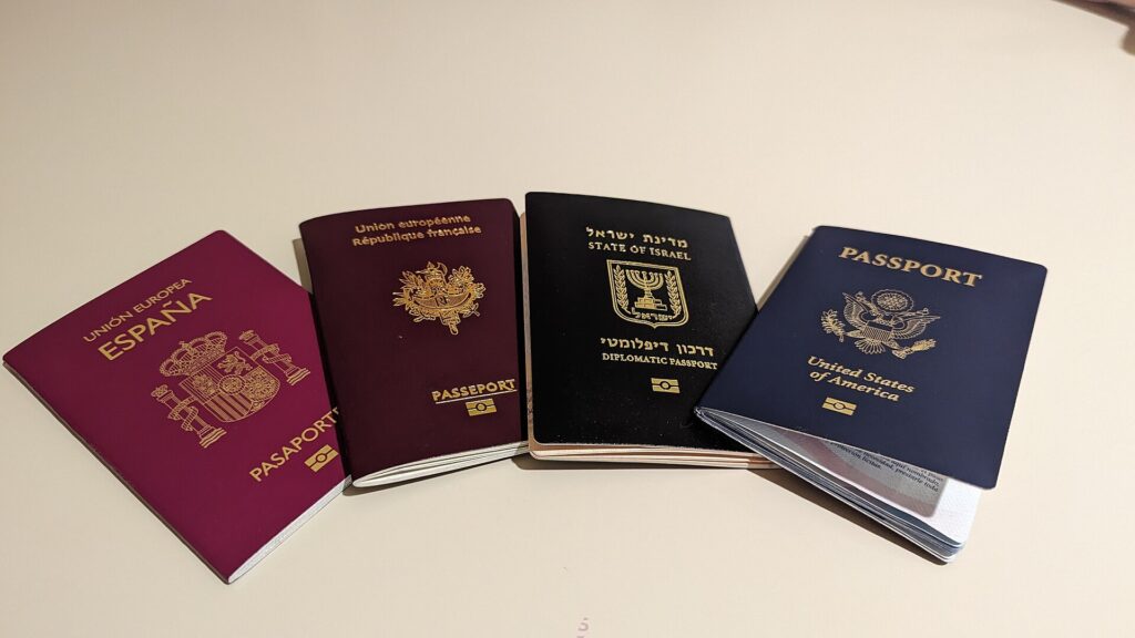Varios pasaportes sobre una mesa
