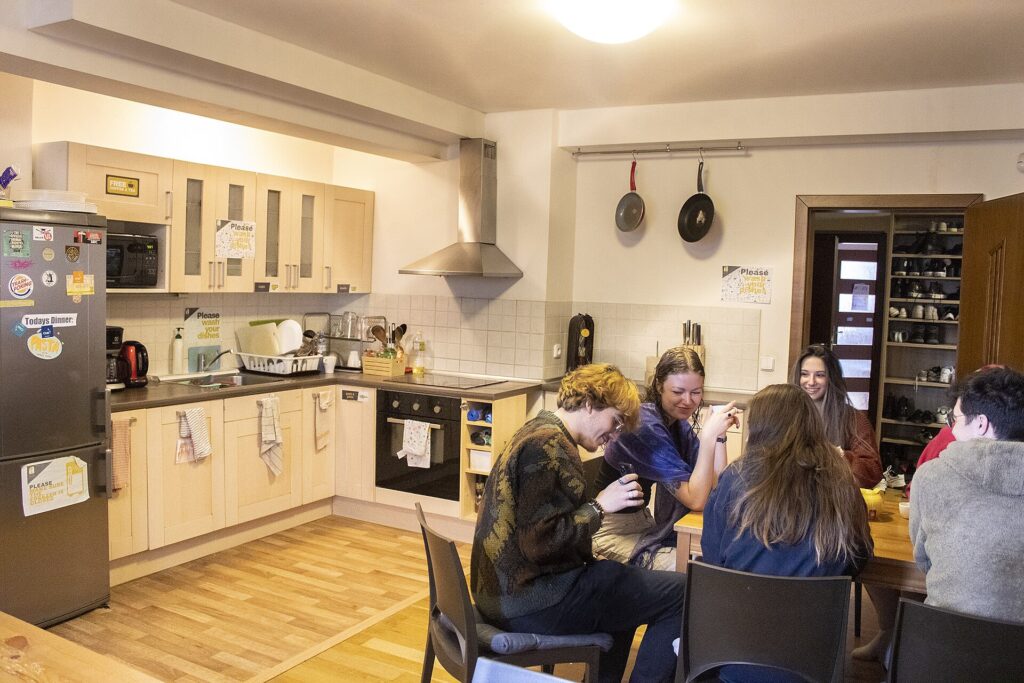 Cocina compartida de un hostel en Praga