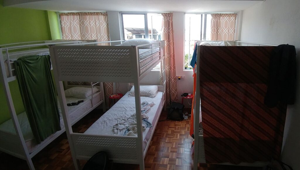 Habitación de hostel con literas para seis personas