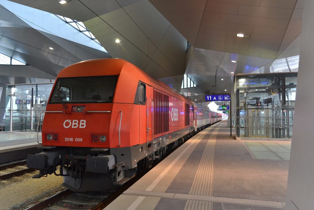 Tren de ÖBB en la estación central de Viena