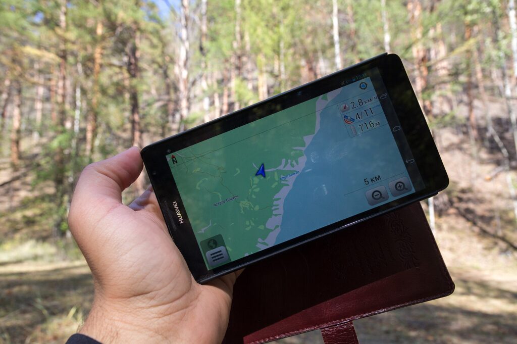 Mano sujetando un móvil con un mapa de navegación GPS