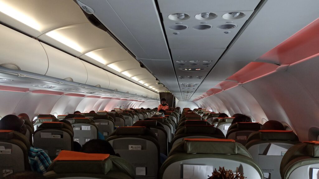 Pasajeros en la cabina de un avión