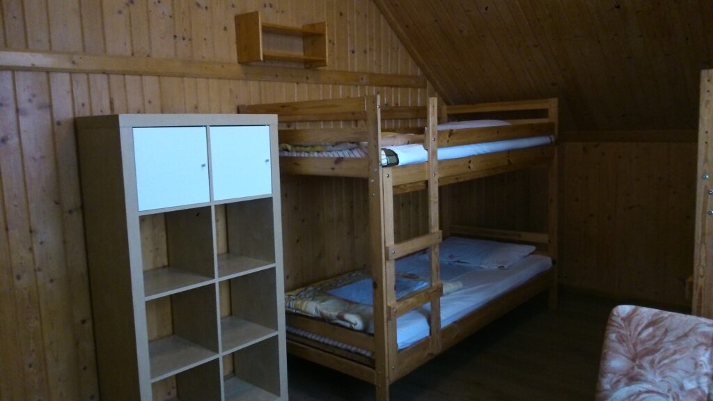 Habitación de albergue con literas