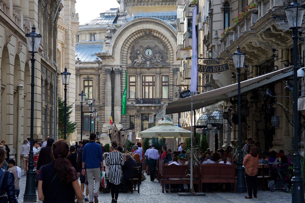 Calle peatonal del casco antiguo de Bucarest