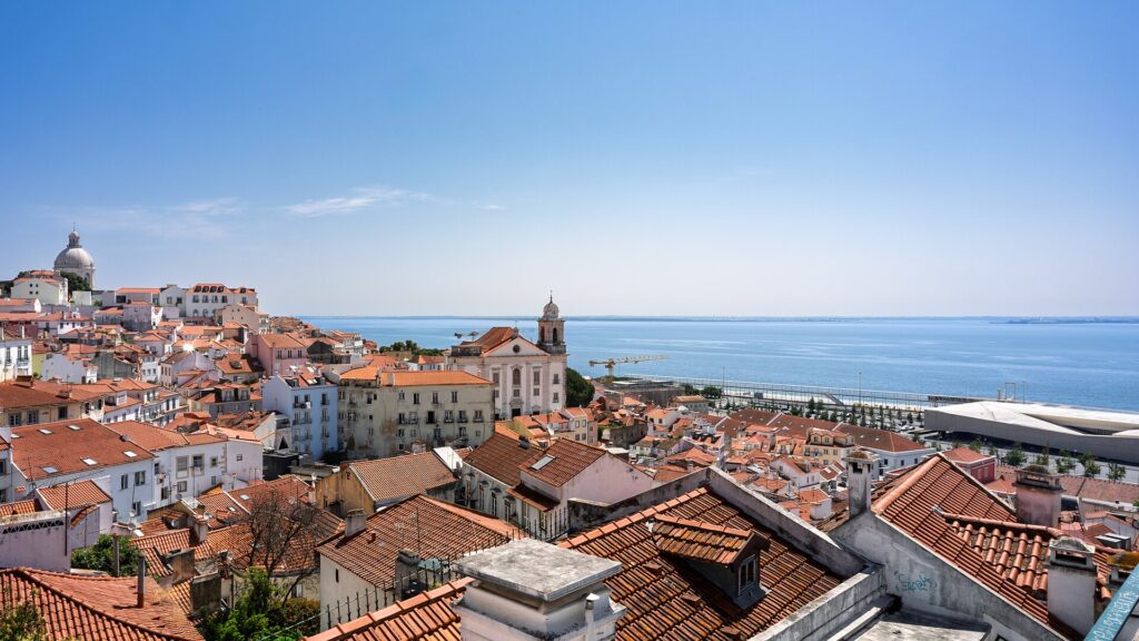 Tejados de la Alfama y el río Tajo, en Lisboa