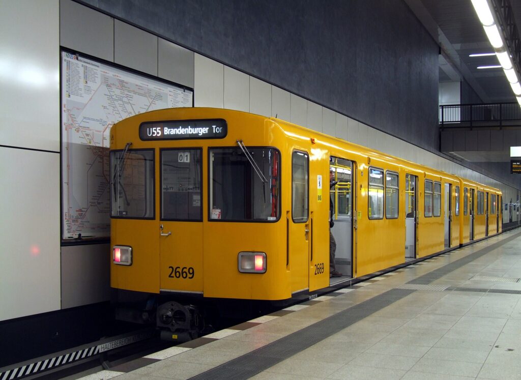 Tren amarillo del metro (U-Bahn) de Berlín en la estación