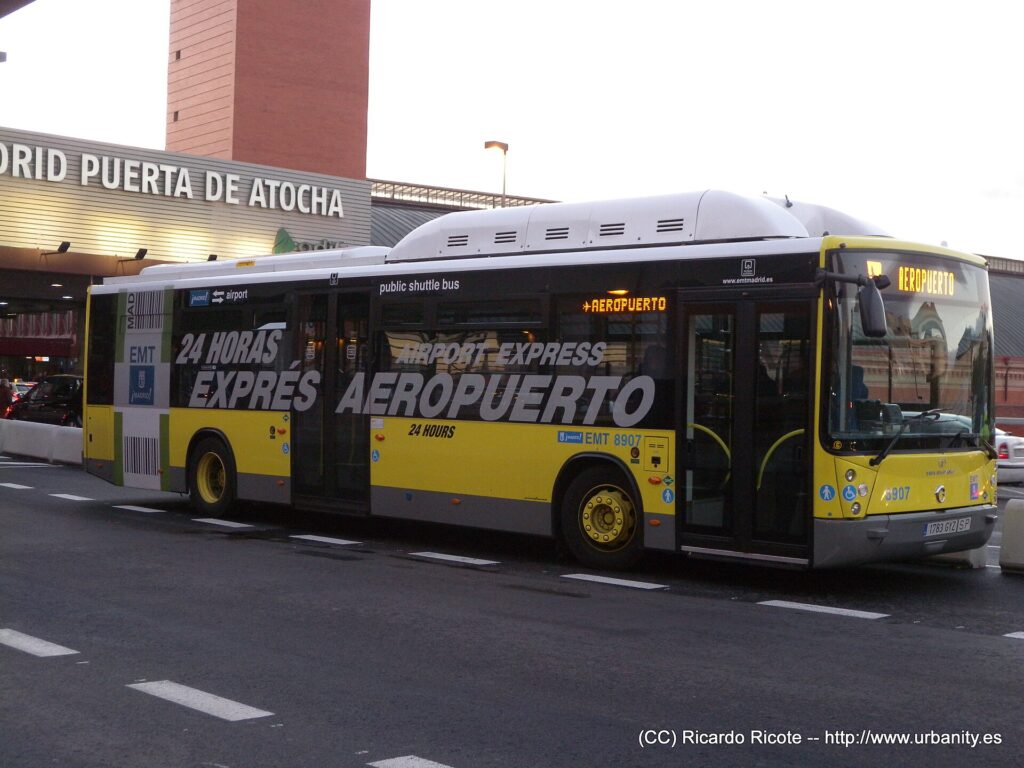 Autobús Exprés Aeropuerto de la EMT en Atocha, Madrid