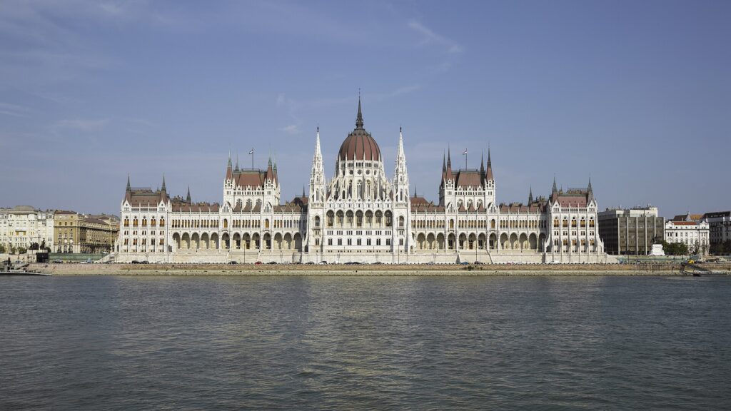 Parlamento de Budapest junto al Danubio