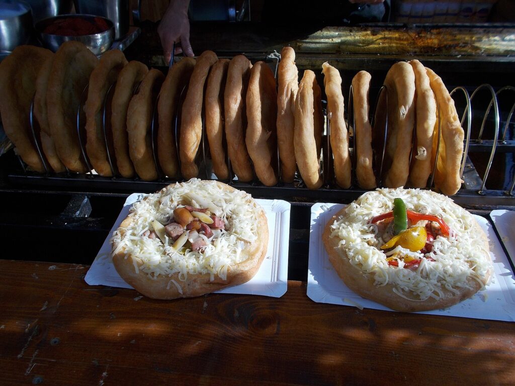 Lángos, comida callejera típica de Hungría
