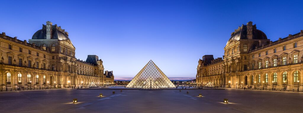 Pirámide del Louvre en el patio del museo