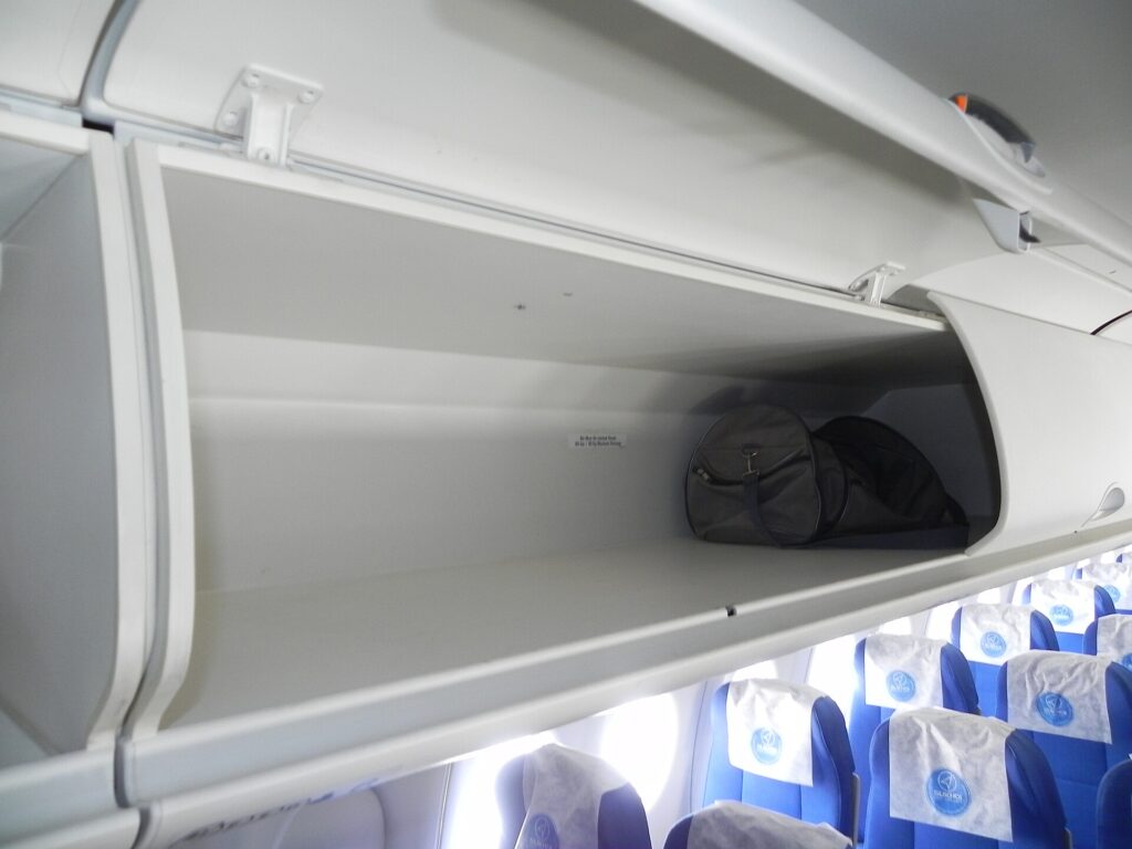 Maleta de cabina en el compartimento superior de un avión