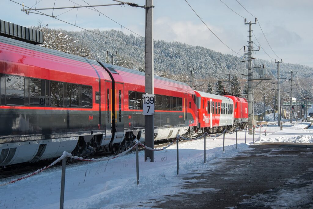 Tren Railjet en una estación de Europa central