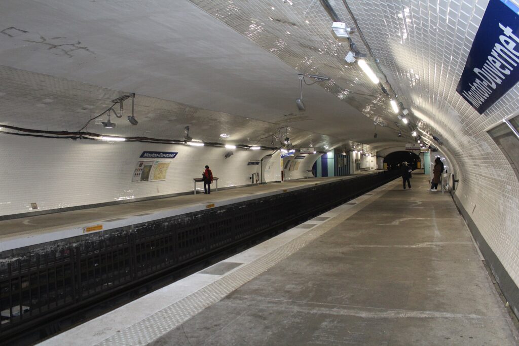 Andén de una estación de metro de París