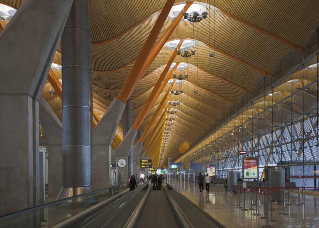Techo de madera de la Terminal 4 del aeropuerto de Madrid-Barajas