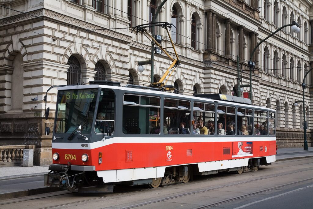 Tranvía rojo en una calle de Praga