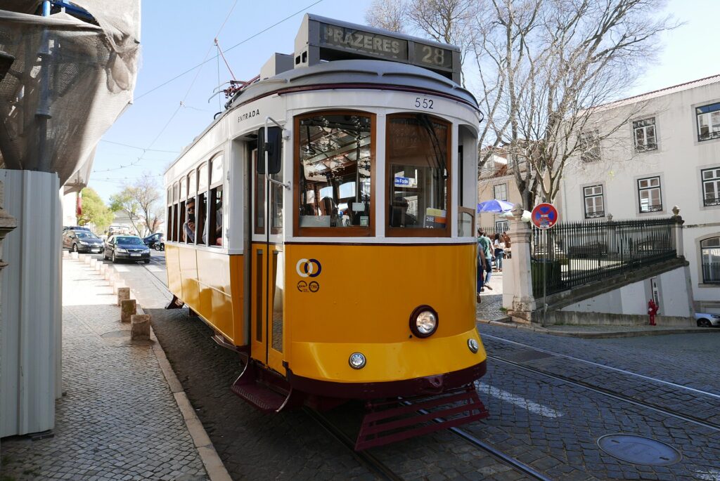 Tranvía amarillo 28 en una calle de Lisboa