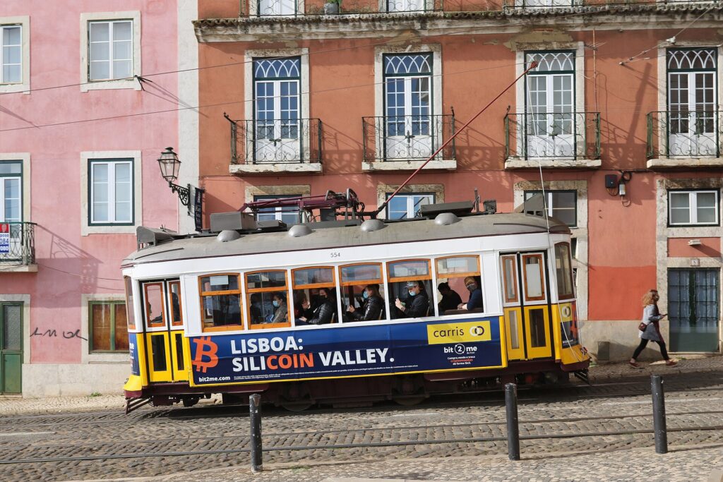 Tranvía en una plaza de la Alfama, Lisboa