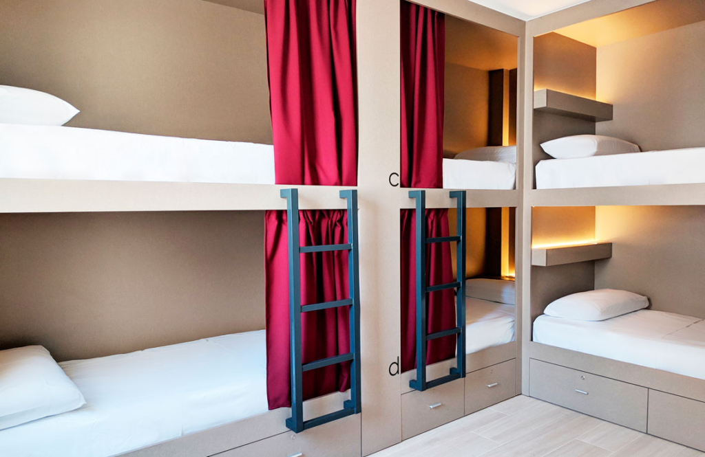 dormitorio compartido en hostel económico