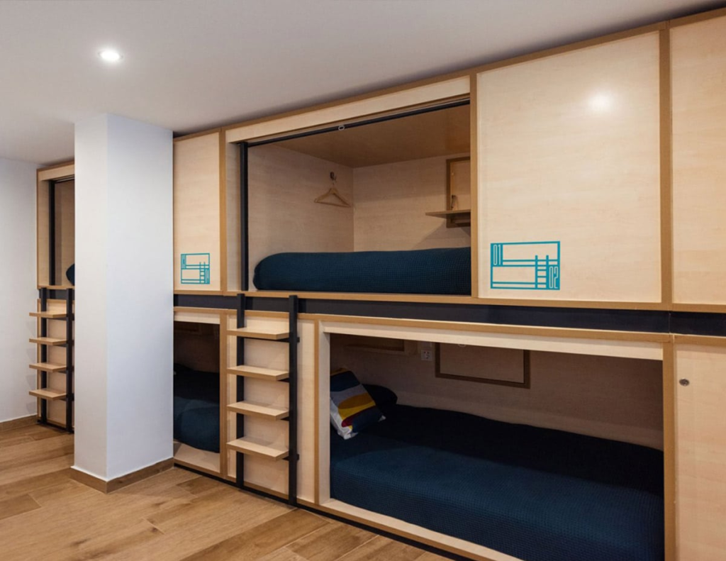 habitación compartida en hostel barato