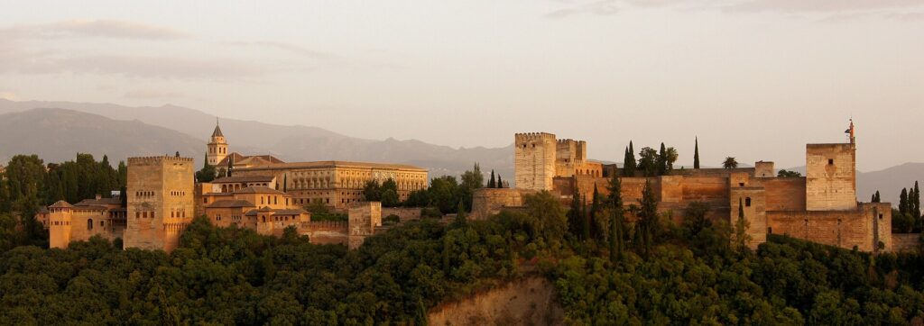 La Alhambra de Granada al atardecer con Sierra Nevada al fondo