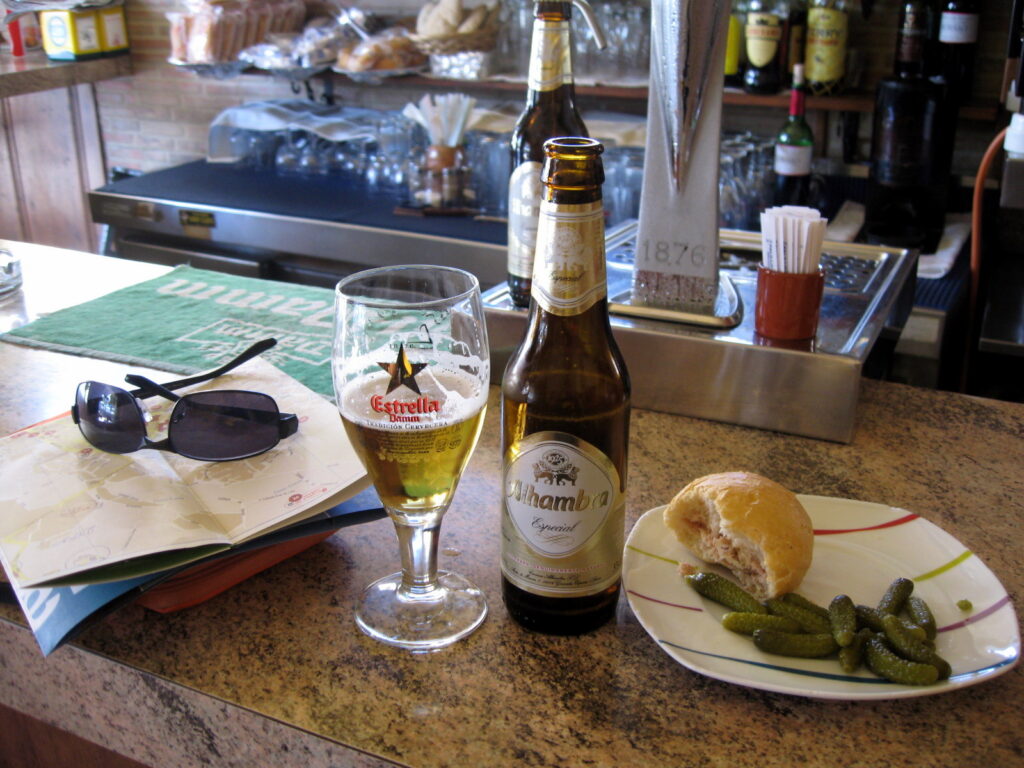 Cerveza con tapa en un bar de Guadix (Granada)