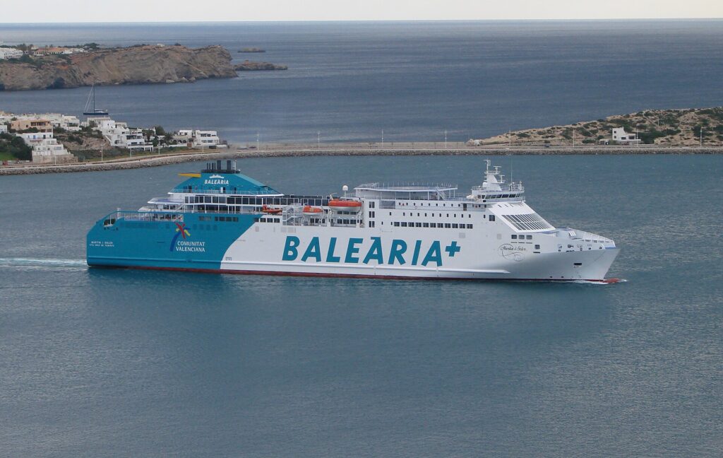 Ferry en el puerto de Ibiza