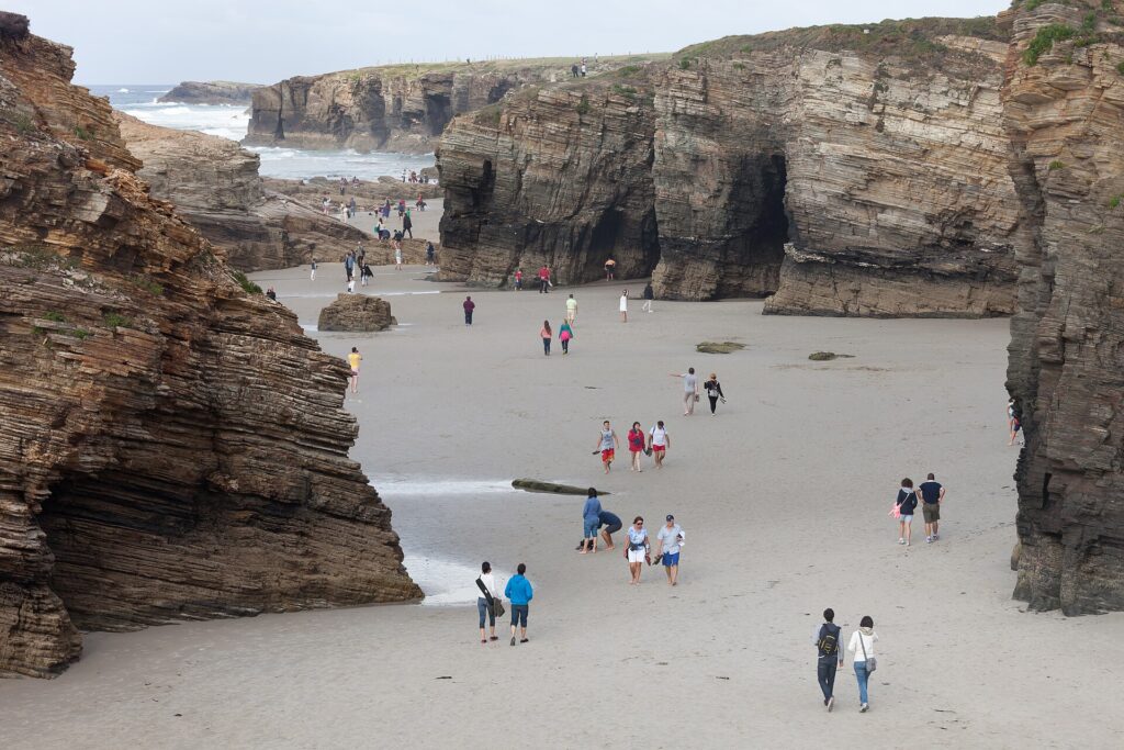 Arcos de roca de la Praia das Catedrais con marea baja
