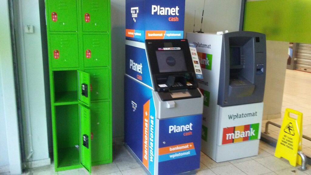 Cajeros independientes de Euronet y Planet Cash junto a uno de un banco