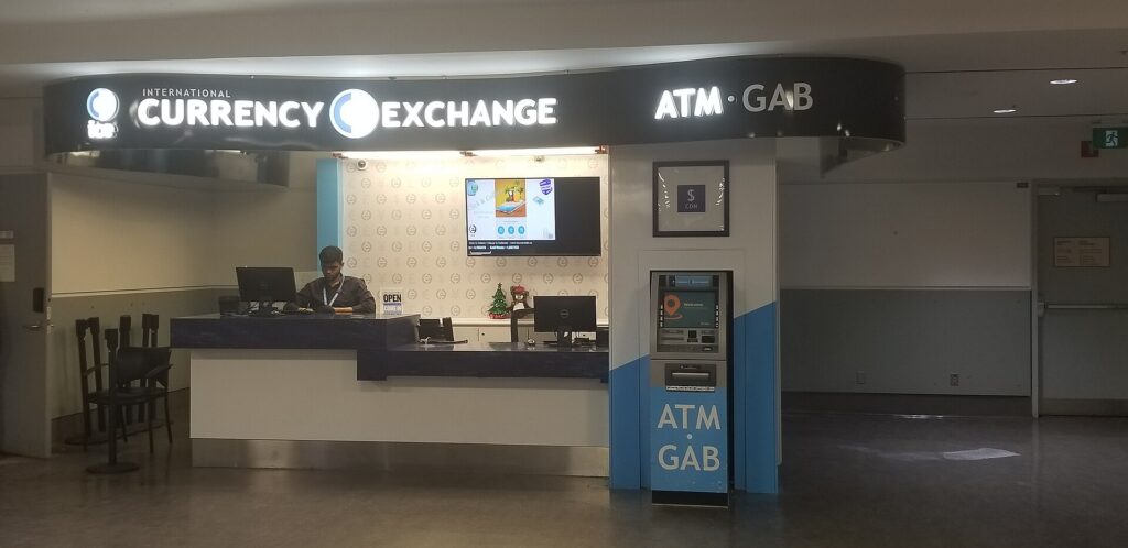 Oficina de cambio de divisas y cajero en un aeropuerto