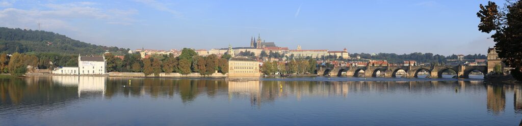 Panorámica del río Moldava con el Castillo de Praga al fondo