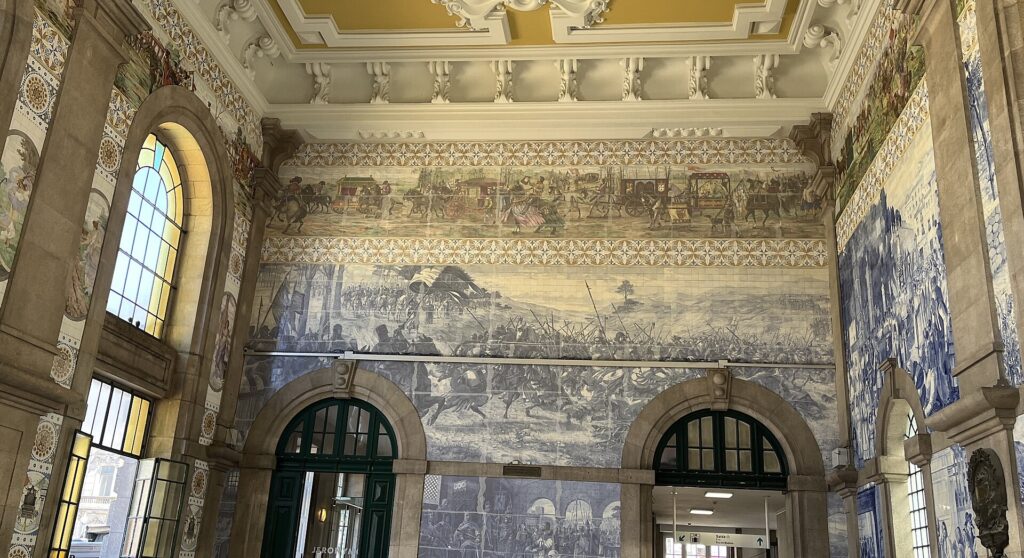 Vestíbulo de azulejos de la estación de São Bento, en Oporto